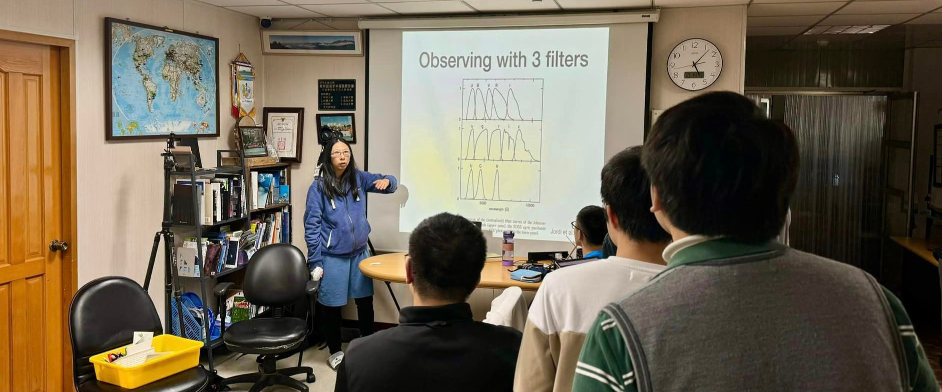 陳婷琬博士跟學生在鹿林天文台進行簡報