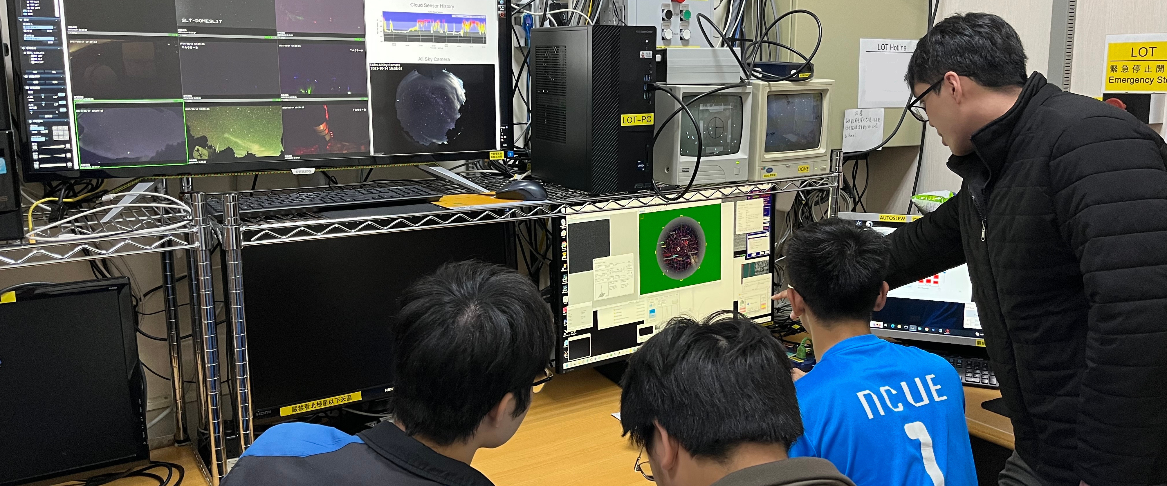 天文所學生在鹿林天文台一米望遠鏡控制是進行觀測