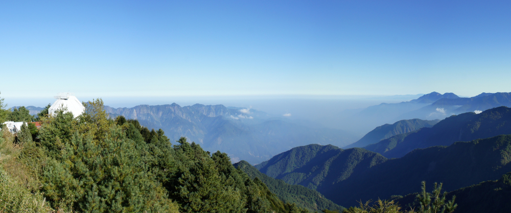 鹿林天文台與群山的照片