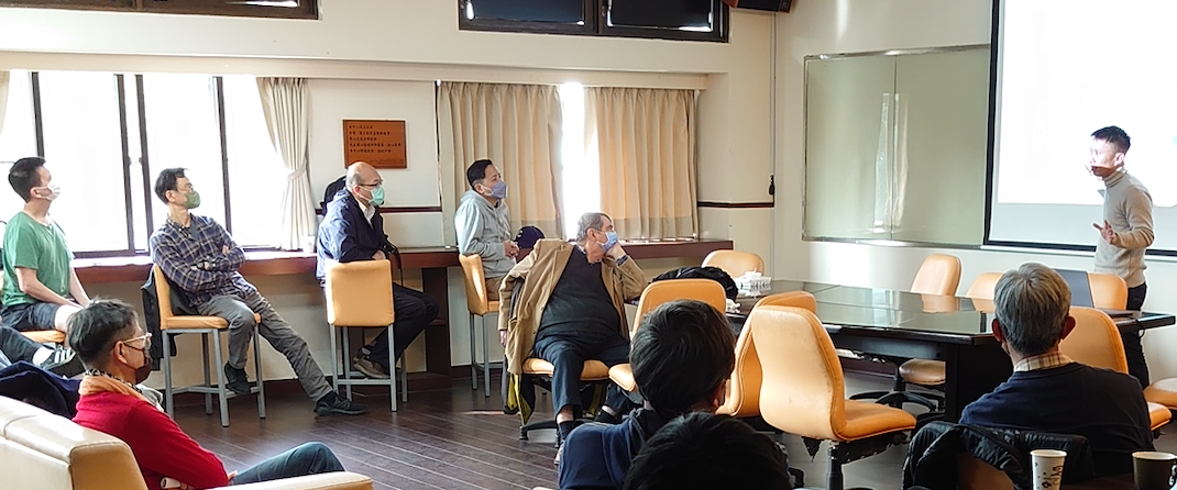 田雍博士跟物理系老師進行簡報