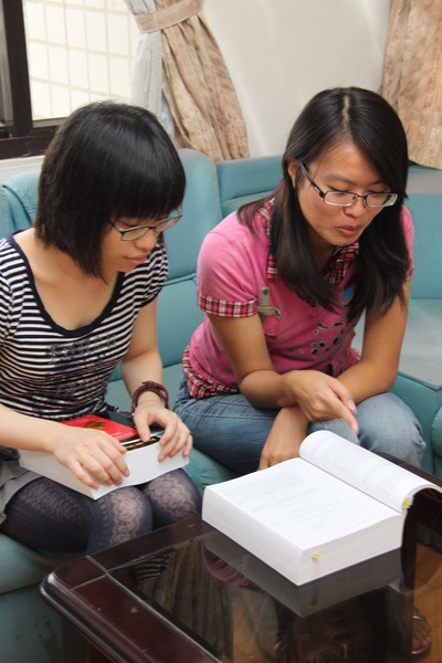 學生討論的照片