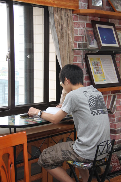 學生讀書的照片