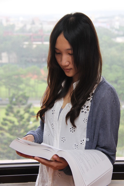 學生讀書的照片